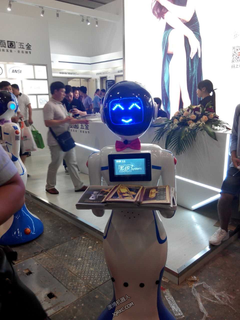 送餐機(jī)器人送外賣？快遞小哥做什么